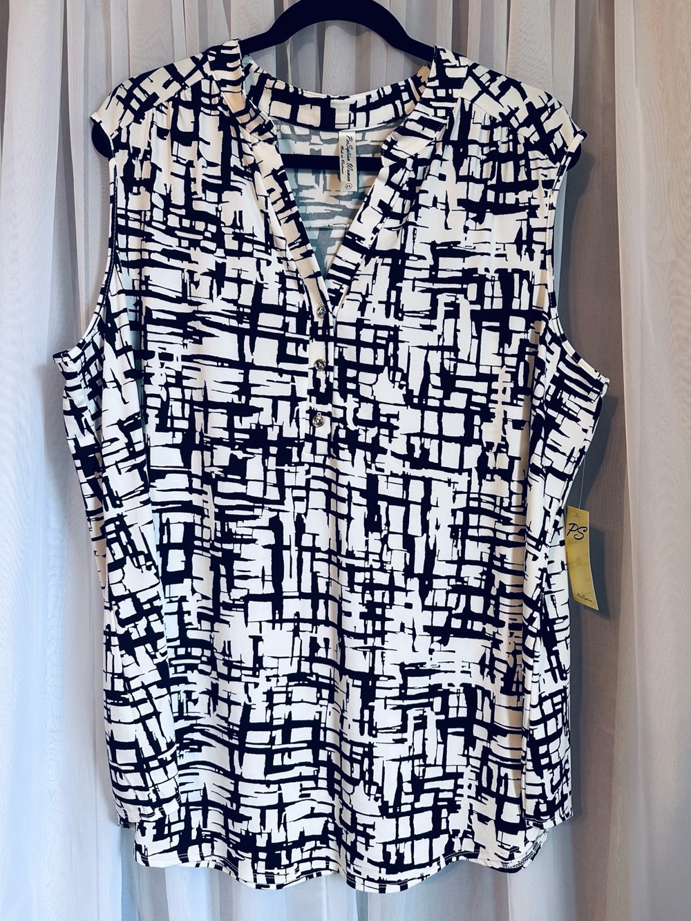 Perseption Concept Black & White V-Neck Pleated Shoulder Top Size 2X